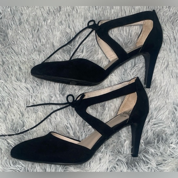 Black Heels - Picture 2 of 3